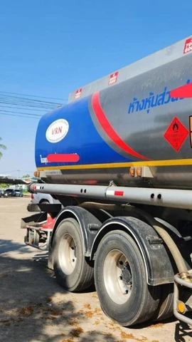 Các quan chức kiểm tra chiếc xe bồn buôn lậu nhiên liệu sang Myanmar tại khu vực biên giới Mae Sot ngày 22/3. (Ảnh: Bangkok Post)