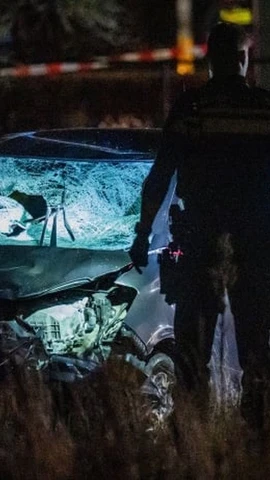 Các nhà điều tra kiểm tra chiếc xe hatchback đã đâm vào nhóm người đang tụ tập xem diễu hành ở Nunspeet ngày 22/12. (Nguồn: ANP)