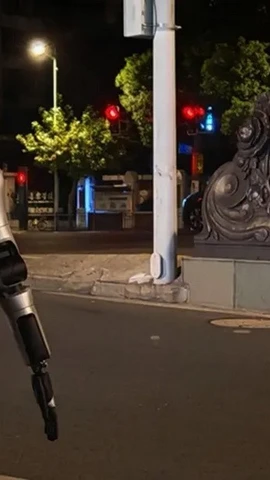 Robot A2 đi bộ trên đường. (Ảnh: AgiBot)