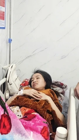 Bệnh nhân ngộ độc thực phẩm điều trị tại Bệnh viện Đa khoa Phúc Hưng. (Ảnh: VOV)