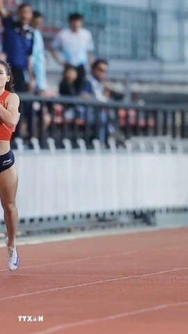 Nguyễn Thị Ngọc (trái) xuất sắc giành Huy chương Vàng nội dung chạy 400m nữ tại SEA Games 33 với thành tích 52,74 giây. (Ảnh: Minh Quyết/TTXVN)