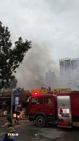 Khoảng 10 xe chuyên dụng cùng hàng chục cảnh sát huy động tới hiện trường để dập lửa và cứu nạn cứu hộ. (Ảnh: TTXVN phát)