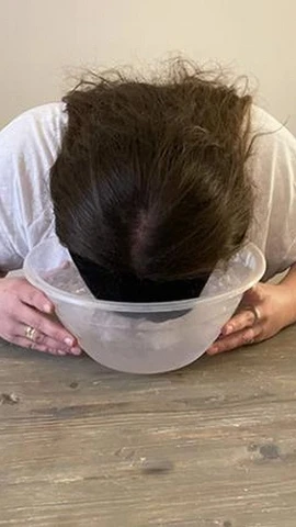 Nhúng mặt vào nước đá lạnh có thể kích hoạt sự sảng khoái cho tinh thần và làn da cho một ngày mới. (Ảnh: getthegloss)