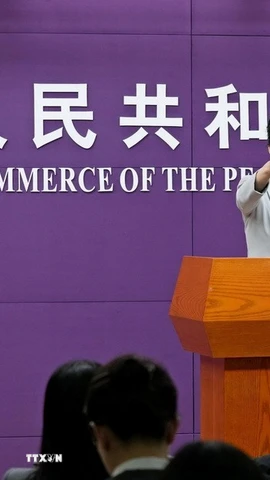 Người phát ngôn Bộ Thương mại Trung Quốc Hà Vịnh Tiền phát biểu trong cuộc họp báo tại Bắc Kinh. (Ảnh: Kyodo/TTXVN)