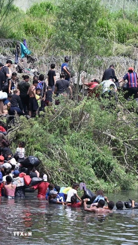 Người di cư vượt sông Rio Grande để vào Mỹ từ thành phố Matamoros, bang Tamaulipas, Mexico, ngày 11/5/2023. (Ảnh: AFP/TTXVN)