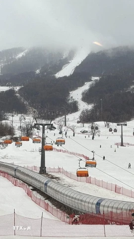 Hệ thống 6 cáp treo cao tốc và 8 băng chuyền ở khu trượt tuyết Cát Lâm có thể phục vụ 15.000 người sử dụng dịch vụ. (Ảnh: Công Tuyên/TTXVN)