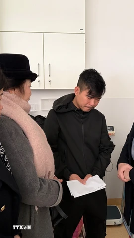 Tham tán Vũ Sơn Tùng (ngoài cùng, bên phải) thăm hỏi và động viên anh Nguyễn Hồng K. (Ảnh: Thu Hằng/TTXVN)