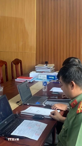 Đối tượng N.Đ.T làm việc với cơ quan công an vì đăng tải thông tin sai sự thật về bầu cử trên không gian mạng. (Ảnh: TTXVN phát)