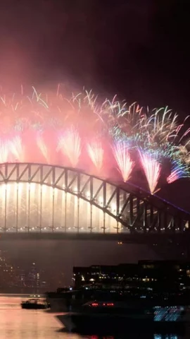 Pháo hoa rực rỡ trên cầu cảng Sydney trong lễ đón Năm mới 2026 ở Sydney. (Ảnh: AP)