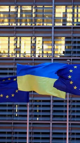 Cờ EU và cờ Ukraine bên ngoài trụ sở Ủy ban châu Âu tại Brussels, Bỉ. (Ảnh: Reuters)