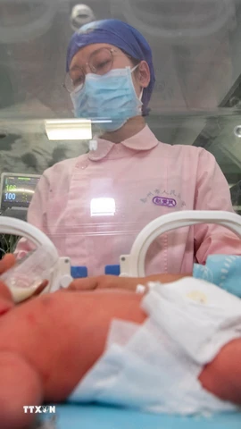 Chăm sóc trẻ sơ sinh tại bệnh viện ở tỉnh Chiết Giang, Trung Quốc. (Ảnh: AFP/TTXVN)
