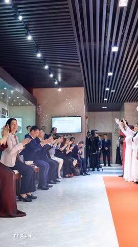 Phu nhân Ngô Phương Ly và các đại biểu hưởng ứng bài hát "Việt Nam - Trung Hoa", một sáng tác nổi tiếng của nhạc sĩ Đỗ Nhuận được tập thể giảng viên và sinh viên học viện trình bày. (Ảnh: TTXVN phát)