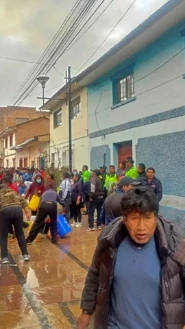 Cảnh sát và người dân cố gắng dập tắt đám cháy tại một nhà hàng ở thị trấn Huancane của Peru khiến 10 học sinh thiệt mạng. (Nguồn: Yahoo News)