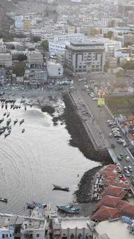 Chiếc xe buýt của Saudi đang trên đường đến Aden, thủ đô của chính phủ Yemen được quốc tế công nhận. (Nguồn: Reuters)