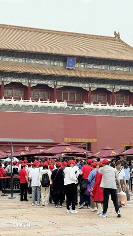 Du khách xếp hàng chờ đợi vào tham quan Tử Cấm Thành Ảnh: (Công Tuyên/TTXVN)