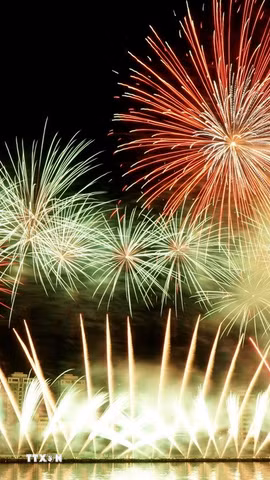 Đội pháo hoa Tamaya Kitahara Fireworks (Nhật Bản) mở màn đêm thi thứ 3 của Lễ hội Pháo hoa Quốc tế Đà Nẵng - DIFF 2026. (Ảnh: Quốc Dũng/TTXVN)