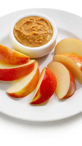 Món ăn nhẹ gồm táo và bơ đậu phộng. (Ảnh: iStock)