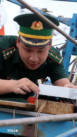 Cán bộ chiến sỹ Trạm Kiểm soát Biên phòng Pháo Đài thuộc Đồn Biên phòng cửa khẩu quốc tế Hà Tiên kiểm tra thiết bị giám sát hành trình tàu cá. (Ảnh: Lê Huy Hải/TTXVN)