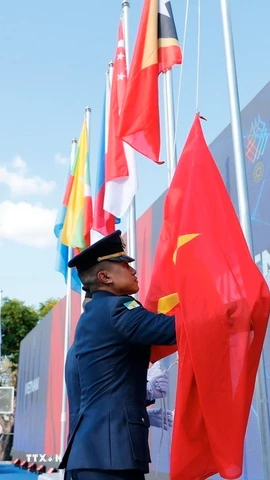 Lễ thượng cờ Đoàn thể thao Việt Nam tại SEA Games 33. (Ảnh: Minh Quyết/TTXVN)