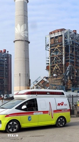 Xe cứu thương chở nạn nhân đi cấp cứu sau vụ sập tháp nhà máy nhiệt điện ở thành phố Ulsan, Hàn Quốc ngày 7/11/2025. (Ảnh: Yonhap/TTXVN)