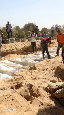 An táng những thi thể người Palestine được phía Israel trao trả tại Deir al-Balah, Gaza ngày 22/10/2025. (Ảnh: THX/TTXVN)