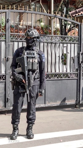 Cảnh sát gác bên ngoài trường học ở Jakarta, Indonesia sau vụ nổ, ngày 7/11/2025. (Ảnh: THX/TTXVN)