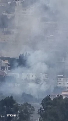 Khói bốc lên sau các vụ không kích của Israel xuống miền Nam Liban hồi tháng 4/2025. (Ảnh: IRNA/TTXVN)