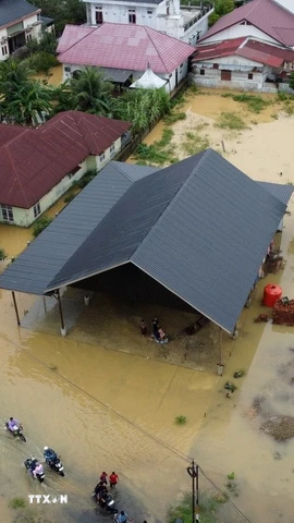 Khu vực bị ngập lụt tại tỉnh Aceh, Indonesia ngày 27/11/2025. (Nguồn: THX/TTXVN)