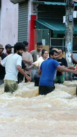Ngập lụt sau mưa lớn ở ngoại ô Colombo, Sri Lanka ngày 29/11/2025. (Ảnh: THX/TTXVN)