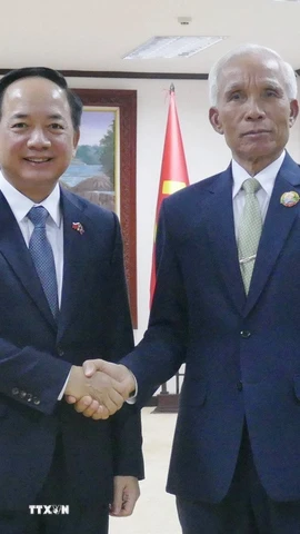 Đồng chí Khamphan Pheuiyavong (phải), Bí thư Trung ương Đảng, Trưởng ban Tuyên huấn Trung ương Đảng Nhân dân Cách mạng Lào tiếp đồng chí Trịnh Văn Quyết, Bí thư Trung ương Đảng, Trưởng Ban Tuyên giáo và Dân vận Trung ương ĐCS Việt Nam. (Ảnh: Xuân Tú/TTXVN)