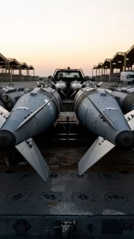 Các hệ thống đạn dược GBU-31 trước khi được chất lên máy bay F-15E Strike Eagle chuẩn bị cho các cuộc không kích của Mỹ tại Syria. (Nguồn: Reuters)