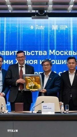 Các đại biểu hai nước chụp ảnh chung. (Ảnh: TTXVN phát)