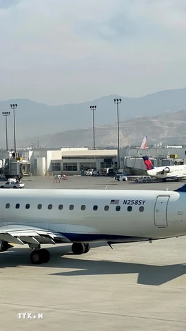 Máy bay của Hãng hàng không Delta Air Lines tại sân bay quốc tế Salt Lake City, bang Utah, Mỹ. (Ảnh: AFP/TTXVN)