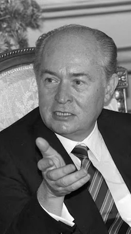 Cựu Tổng thống Sip George Vassiliou phát biểu tại một cuộc họp báo về việc cải thiện quan hệ thương mại giữa Sip và Ai Cập ở Cairo ngày 22/11/1989. (Ảnh: Reuters)