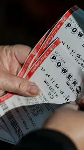 Một người cầm vé số trúng giải độc đắc 1,25 tỷ USD trong kỳ quay số Powerball tại thành phố New York, Mỹ, ngày 17/12. (Ảnh: Reuters)