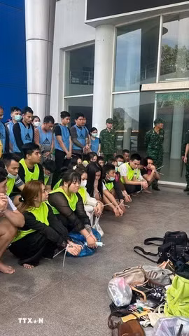Đồn Biên phòng Cửa khẩu quốc tế Lao Bảo tiếp nhận 56 công dân vi phạm pháp luật tại Lào. (Ảnh: TTXVN phát)