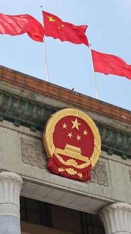 Quốc kỳ Trung Quốc bay trên Đại lễ đường Nhân dân ở thủ đô Bắc Kinh (Trung Quốc). (Ảnh: Reuters)