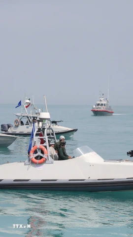 Tàu chiến của Lực lượng Vệ binh Cách mạng Hồi giáo Iran được triển khai tại Vịnh Persian, gần Bushehr, Iran. (Ảnh: THX/TTXVN)