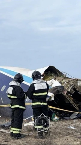 Chiếc máy bay Embraer 190 của hãng hàng không Azerbaijan Airlines, bay từ Baku đến Grozny (Nga), đã gặp nạn sáng 25/12/2024 gần thành phố Aktau ở miền Tây Kazakhstan, khiến 38 người thiệt mạng. (Ảnh: AA/TTXVN)