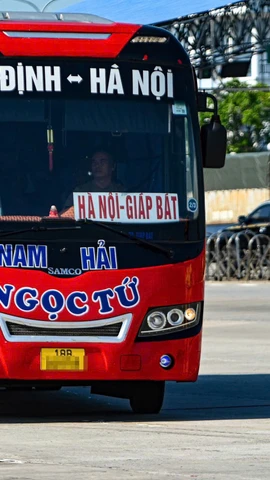 Kiểm tra toàn diện xe kinh doanh vận tải hành khách trên các tuyến cao tốc. (Ảnh: PV/Vietnam+)