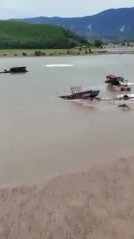 Tàu cá hư hỏng án ngữ cửa biển Hà Tĩnh, tiềm ẩn hiểm họa khi mùa mưa bão tới