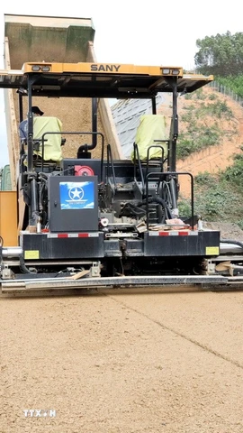 Nhà thầu thi công hạng mục thảm cấp phối trên tuyến cao tốc cửa khẩu Hữu Nghị - Chi Lăng, đoạn qua địa bàn xã Nhân Lý, tỉnh Lạng Sơn. (Ảnh: Văn Đạt/TTXVN)