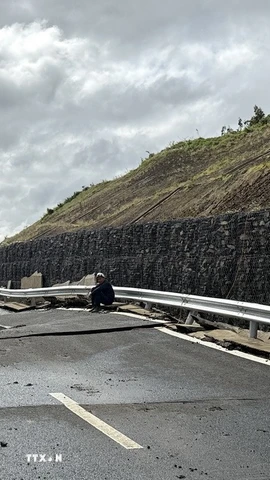 Cao tốc Bắc - Nam qua tỉnh Đắk Lắk, đoạn Chí Thạnh - Vân Phong, có nhiều hạng mục hư hỏng do sạt lở đồi núi. (Ảnh: Tường Quân/TTXVN)