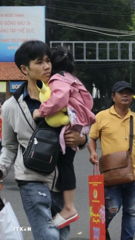 Các gia đình đoàn viên nghiệp đoàn, người lao động có hoàn cảnh khó khăn về quê đón Tết trên “Chuyến xe mùa Xuân” năm 2025. (Ảnh: Thanh Vũ/TTXVN)