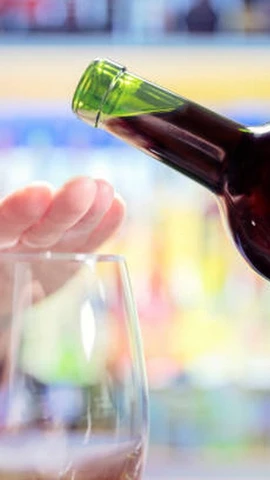 Nhiều người chủ động nói không với rượu bia, coi như một cách để cơ thể được nghỉ ngơi và tái cân bằng. (Nguồn: iStock)