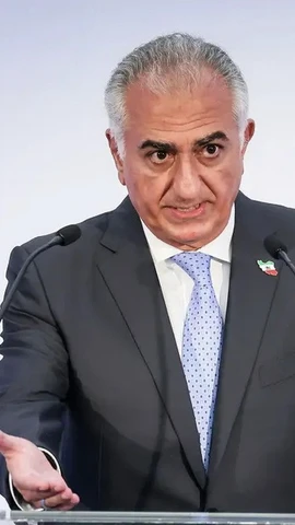 Thái tử Iran lưu vong Reza Pahlavi, con trai của cựu Quốc vương Iran Mohammad Reza Pahlavi, phát biểu trong một cuộc họp báo, ngày 23/6/2025 tại Paris. (Ảnh: AP)
