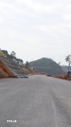 Một đoạn trên tuyến cao tốc cửa khẩu Hữu Nghị - Chi Lăng, tỉnh Lạng Sơn đã hoàn thành thảm bêtông nhựa. (Ảnh: Văn Đạt/TTXVN)