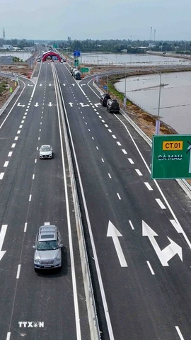 Cao tốc Cần Thơ - Cà Mau sẽ khai thác đoạn Cần Thơ - Hậu Giang (từ nút giao IC2 đến nút giao IC5) dài hơn 37km từ 9 giờ sáng ngày 20/12/2025. (Ảnh: Thanh Liêm/TTXVN)