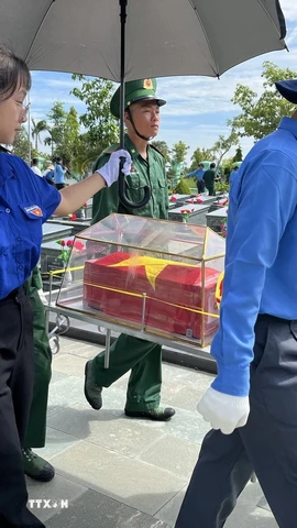 Hài cốt liệt sỹ được đưa về an táng tại Nghĩa trang liệt sỹ Vĩnh Hưng-Tân Hưng, xã Vĩnh Hưng, tỉnh Tây Ninh. (Ảnh: Đức Hạnh/TTXVN)