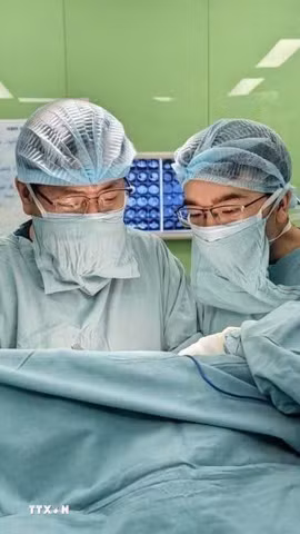 Các bác sỹ Bệnh viện Nhi đồng 1 Thành phố Hồ Chí Minh phẫu thuật cho bệnh nhi. (Ảnh: TTXVN phát)